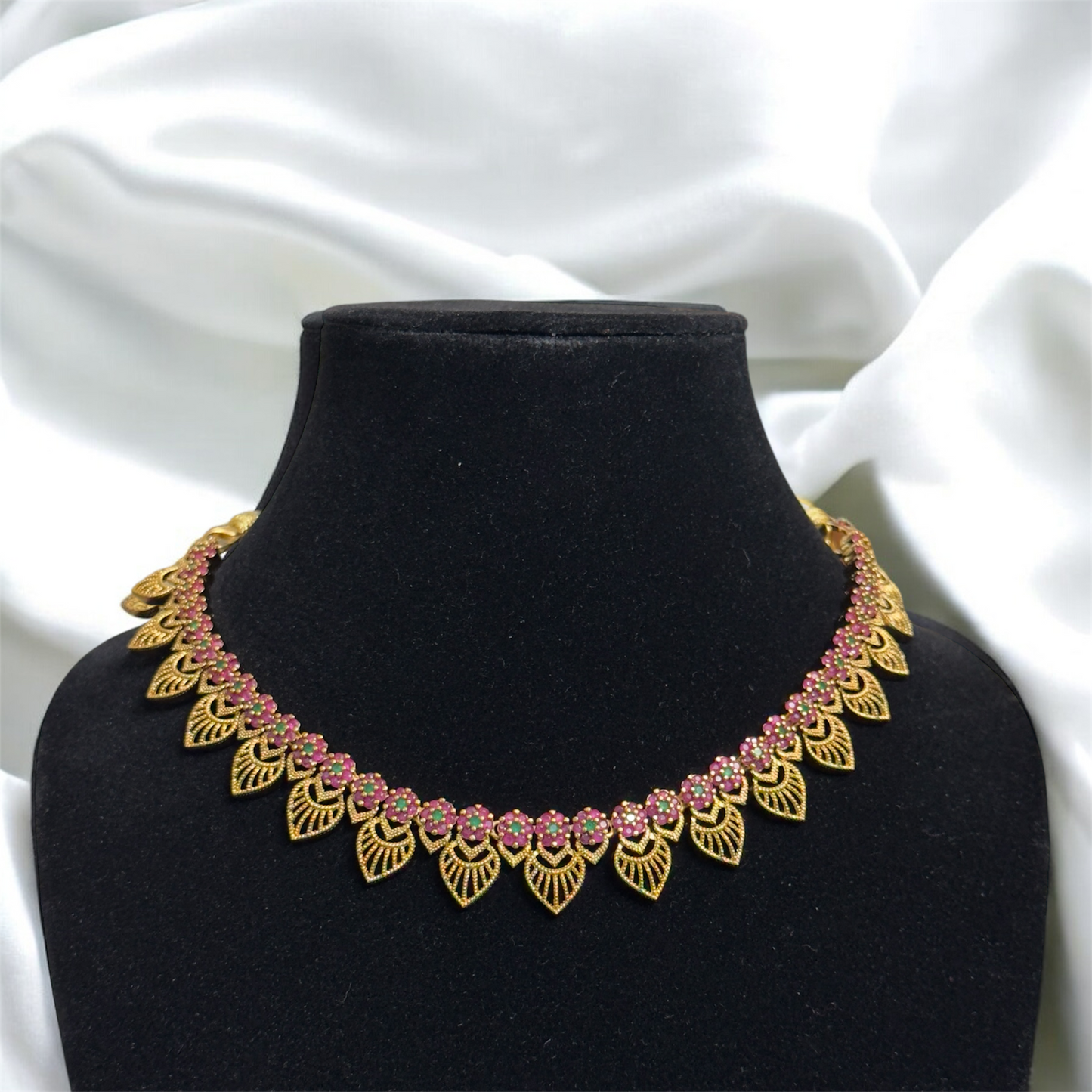 Simple and Elegant Leaf Design Necklace with Earrings