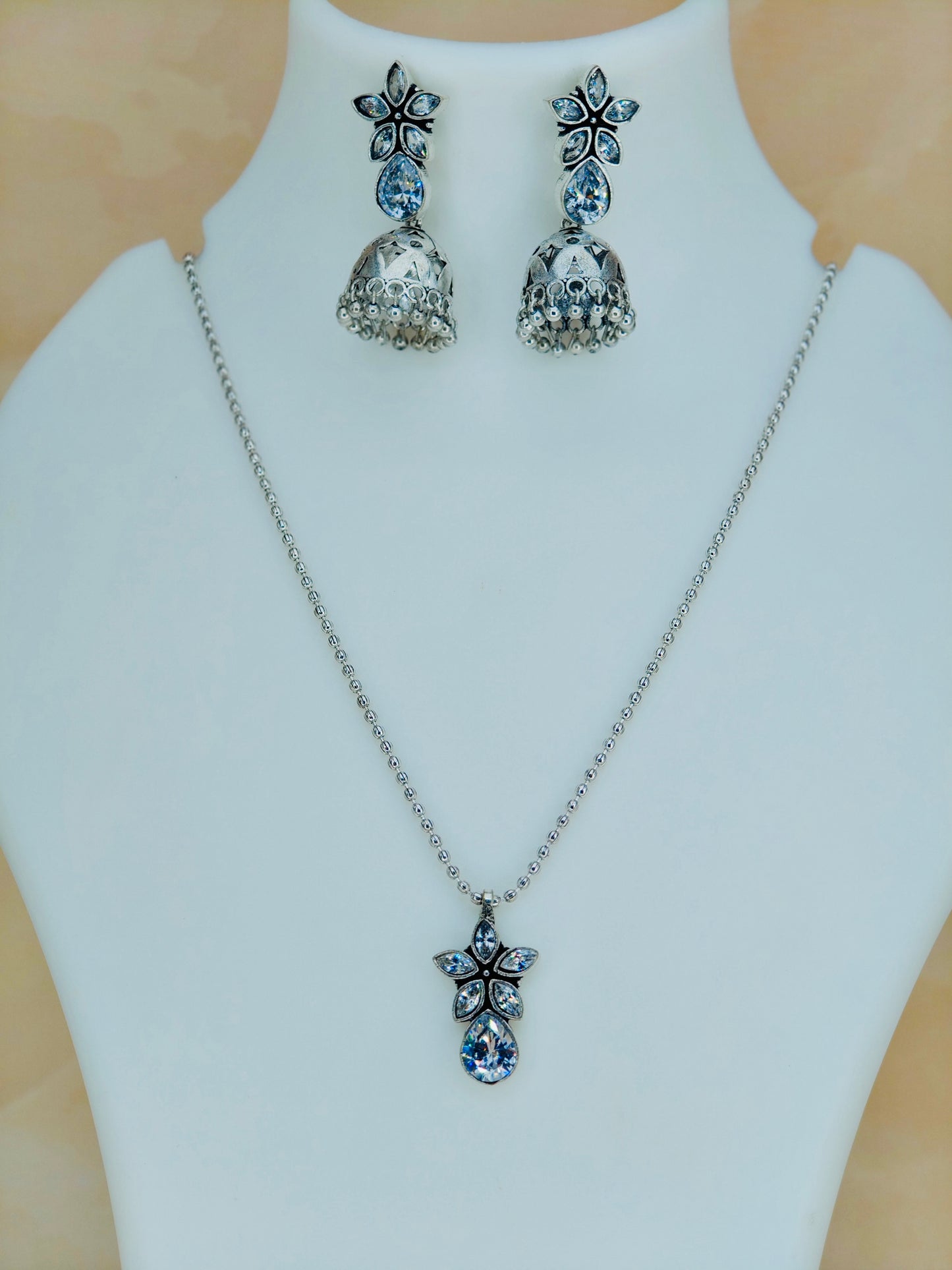 Simple Oxidised Set White