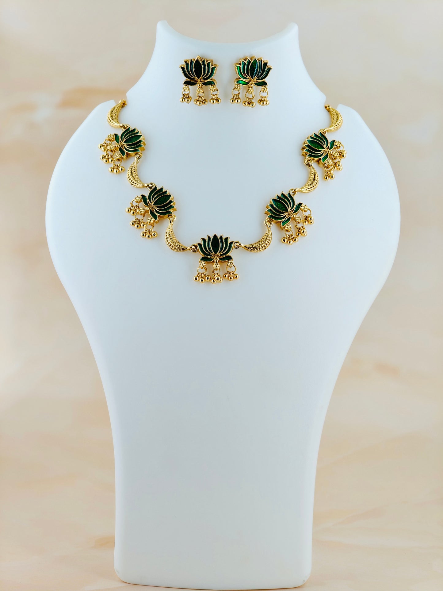 Trending Lotus Hanging Necklace Green
