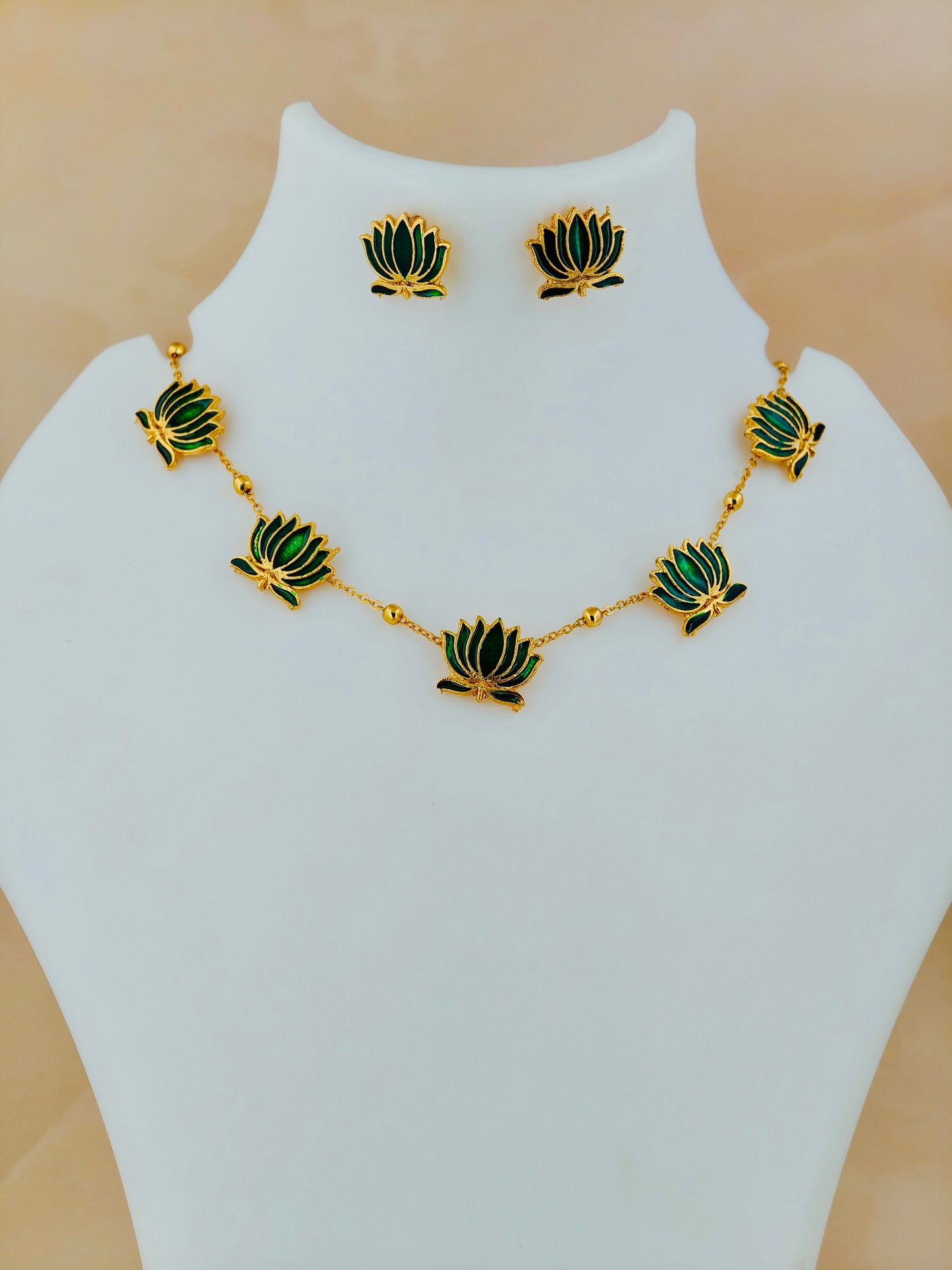 Trending Lotus Chain Green