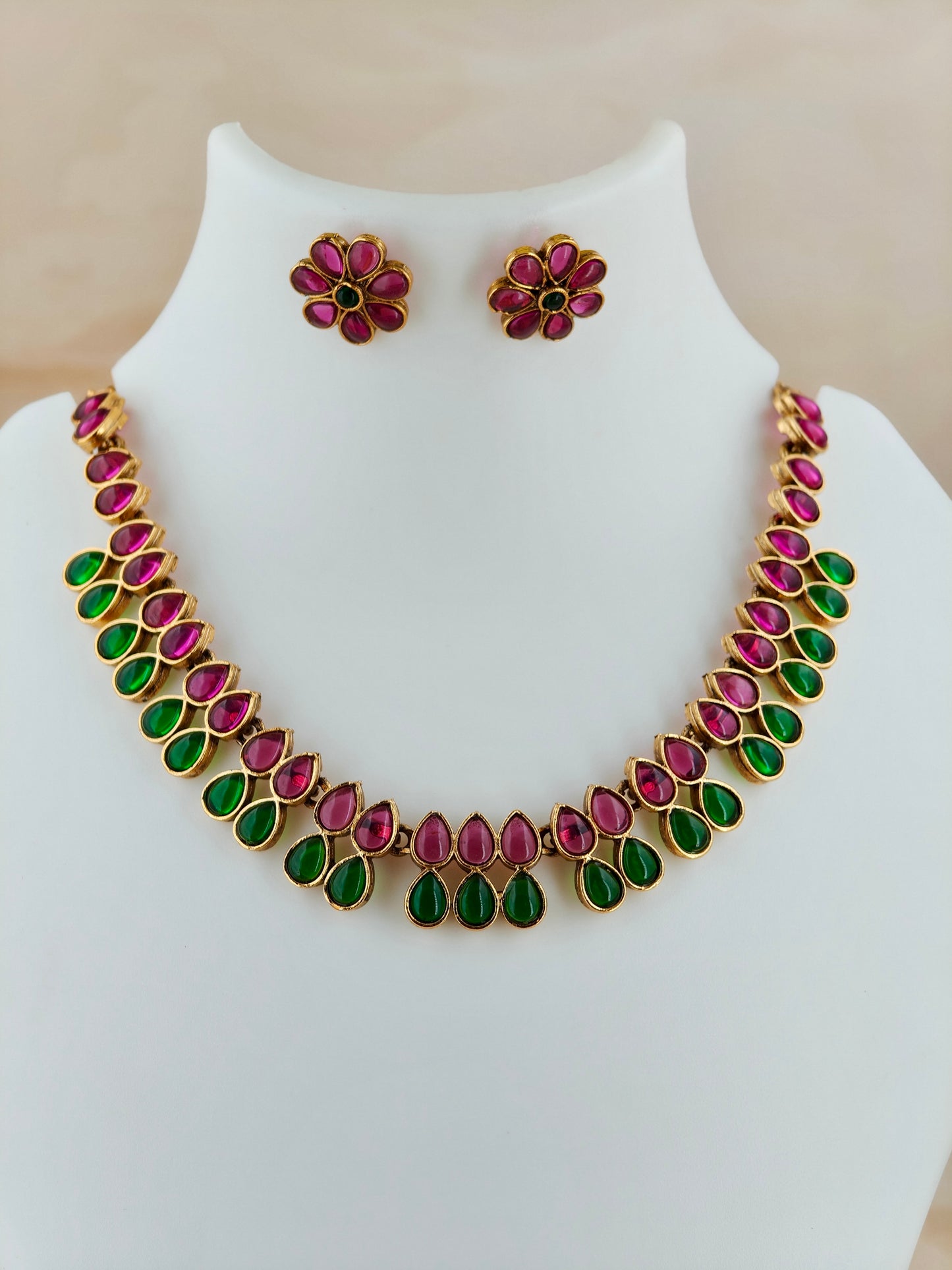 Beautiful Kemp Stone Necklace Ruby and Green