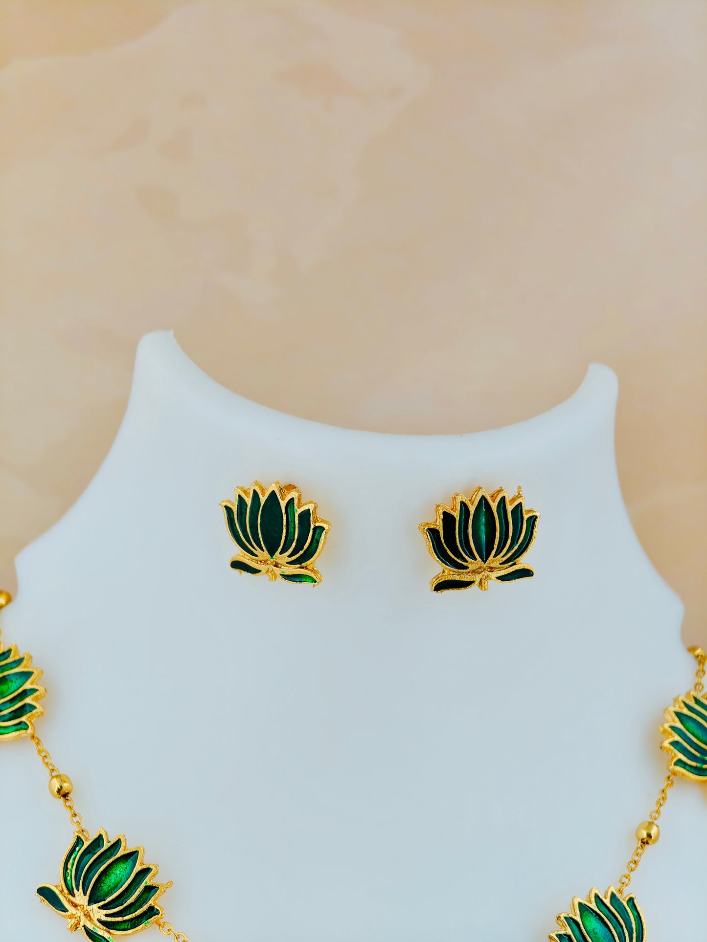 Trending Lotus Chain Green