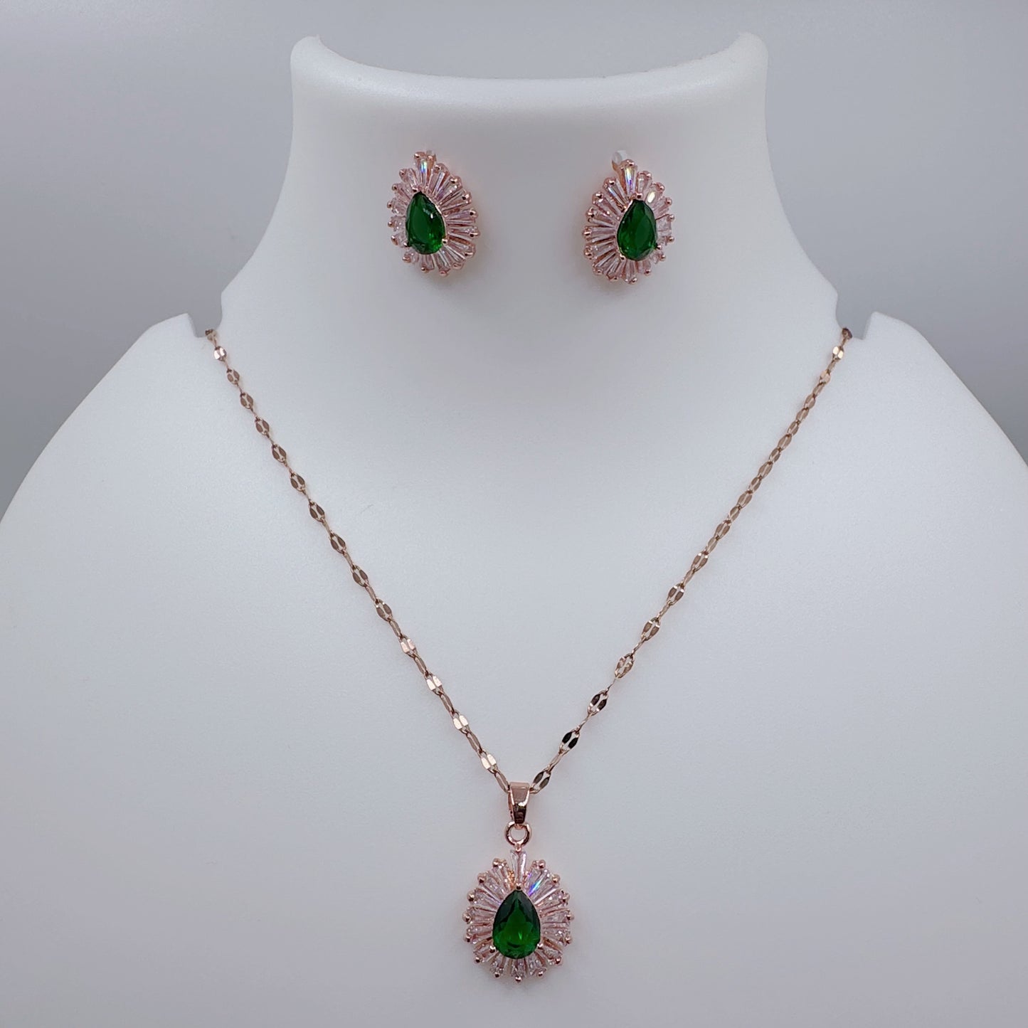 Beautiful Pendant Chain & Earring Set