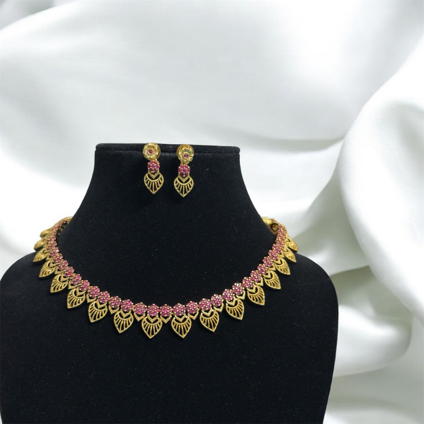 Simple and Elegant Leaf Design Necklace with Earrings