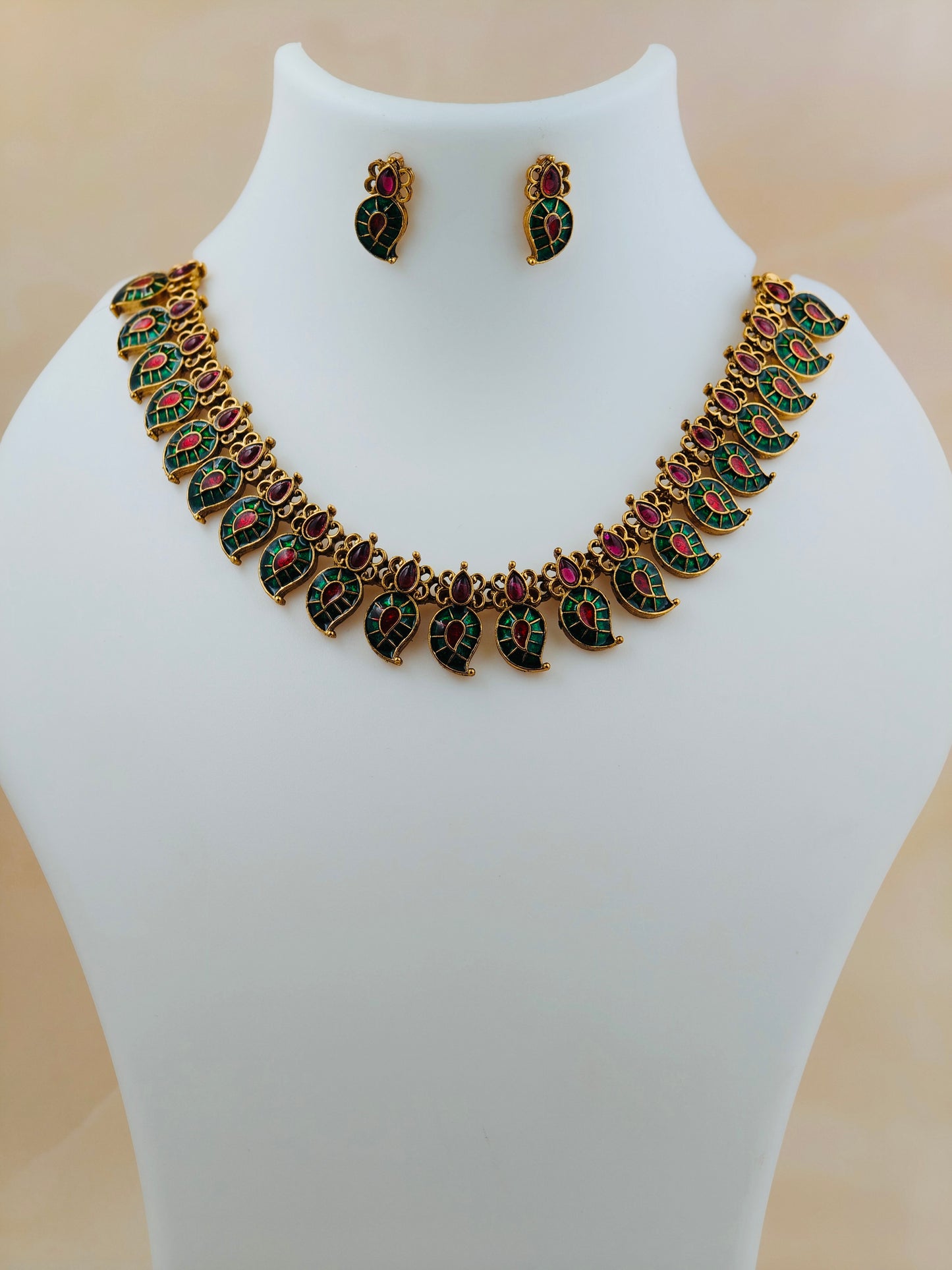 Classic Mango Necklace Green and Red