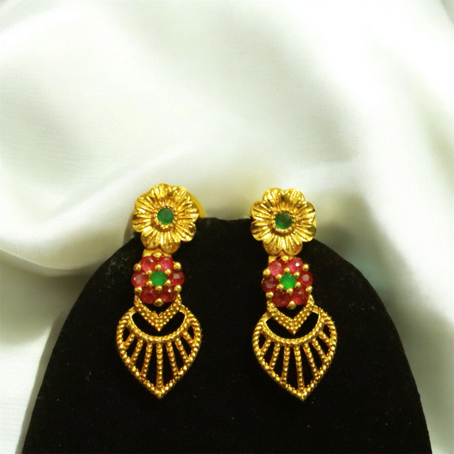 Simple and Elegant Leaf Design Necklace with Earrings