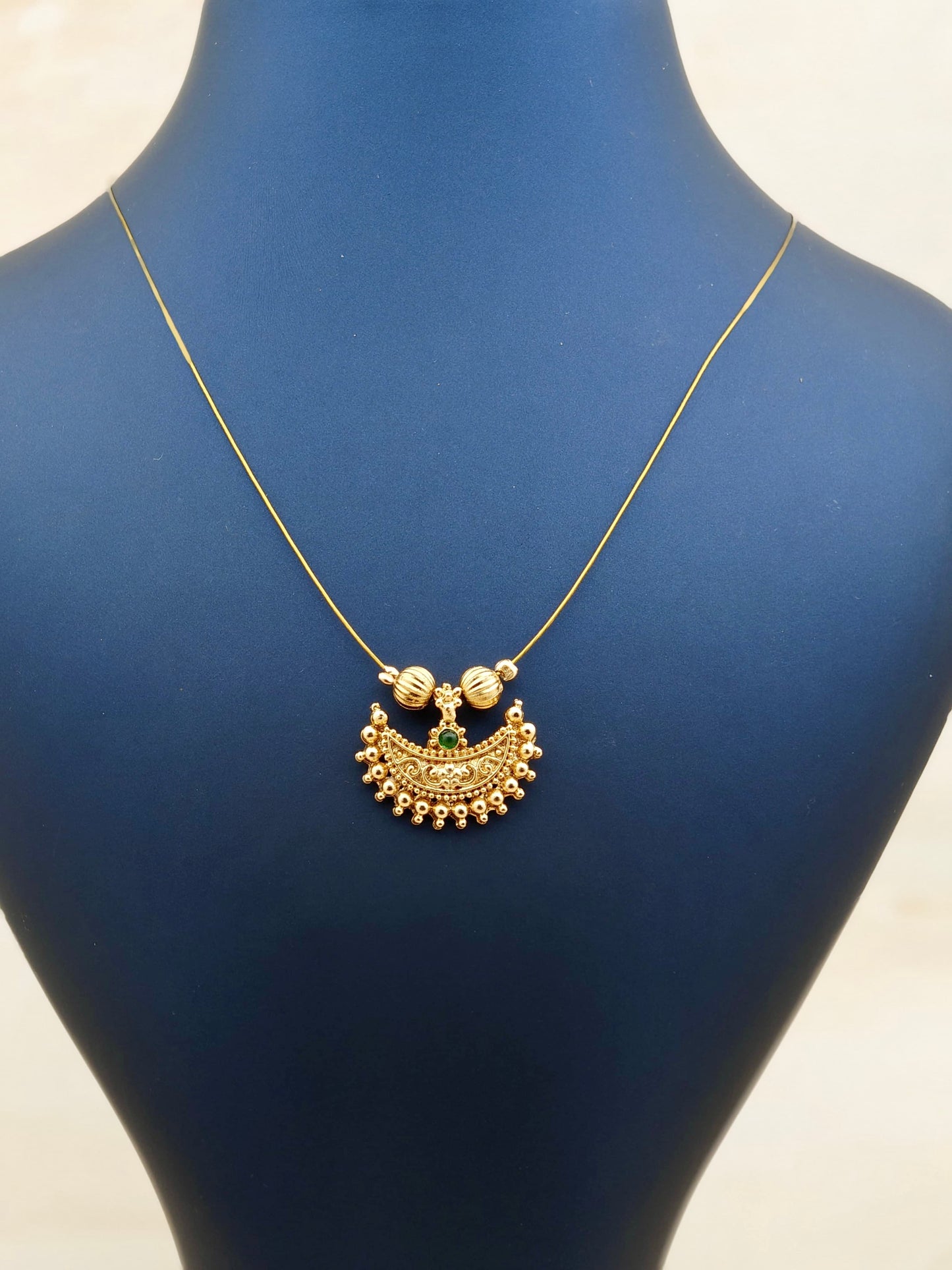 Single Moon Pendant Invisible Chain Green
