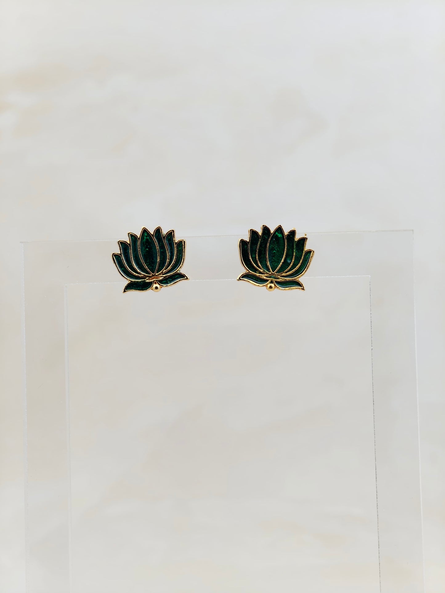 Single Lotus Pendant Invisible chain Green