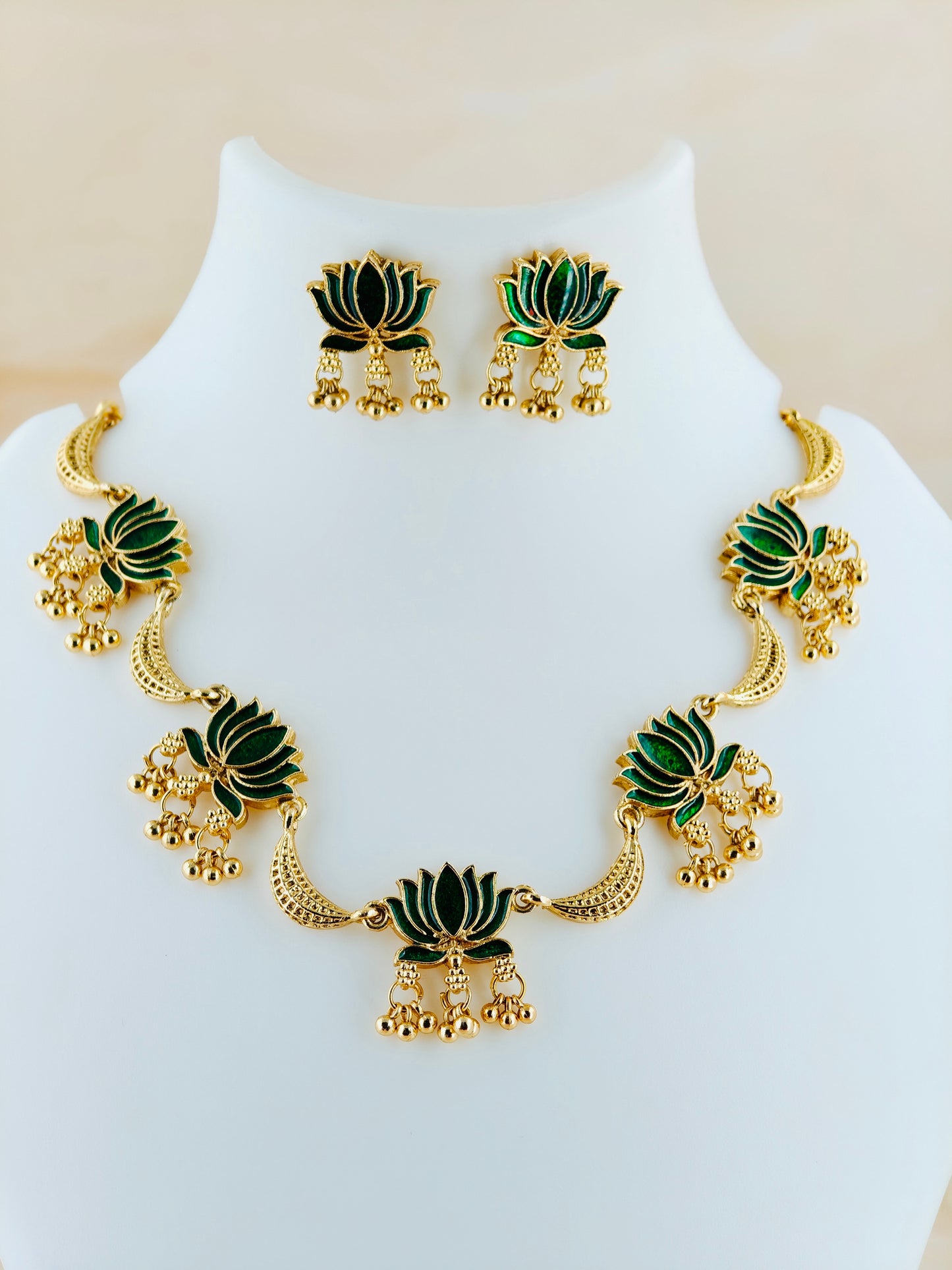 Trending Lotus Hanging Necklace Green