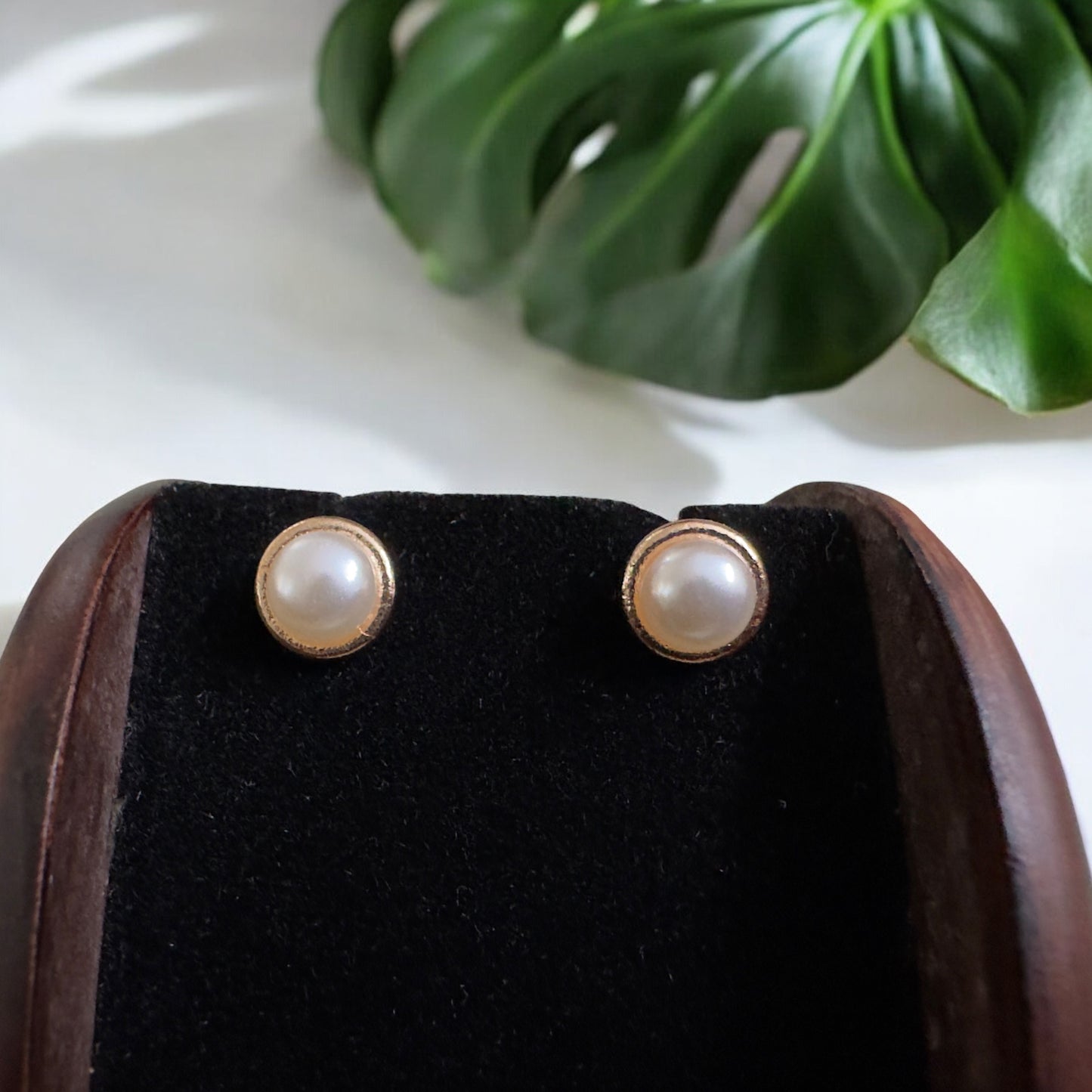 Single Pearl Stud (small)