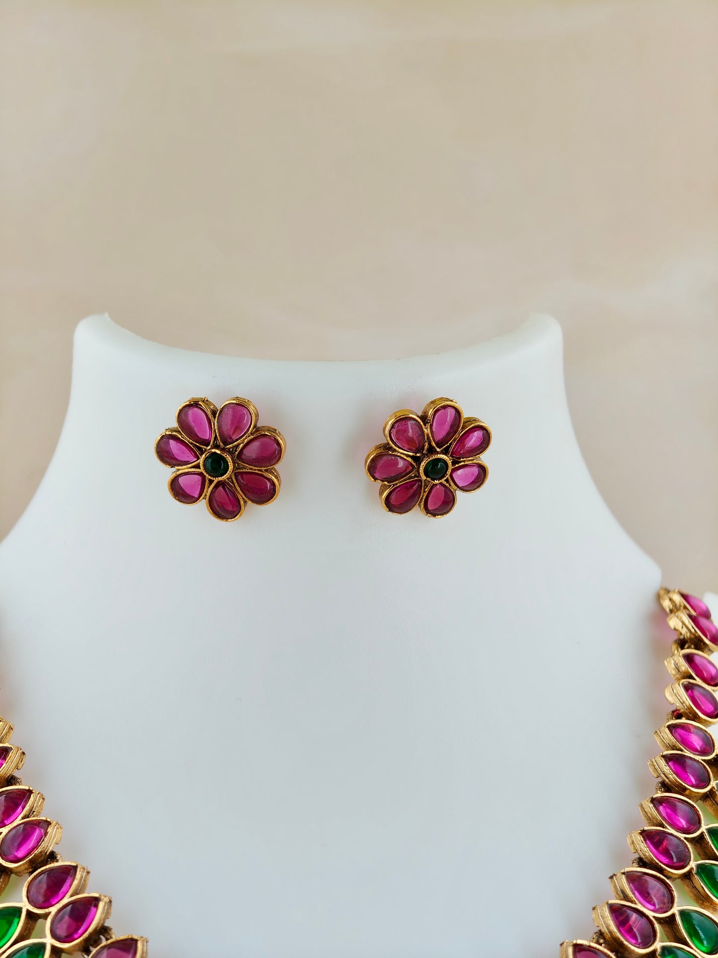 Beautiful Kemp Stone Necklace Ruby and Green