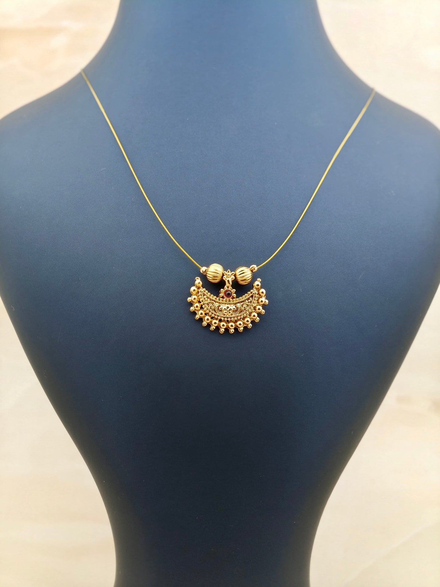Single Moon Pendant Invisible Chain Red