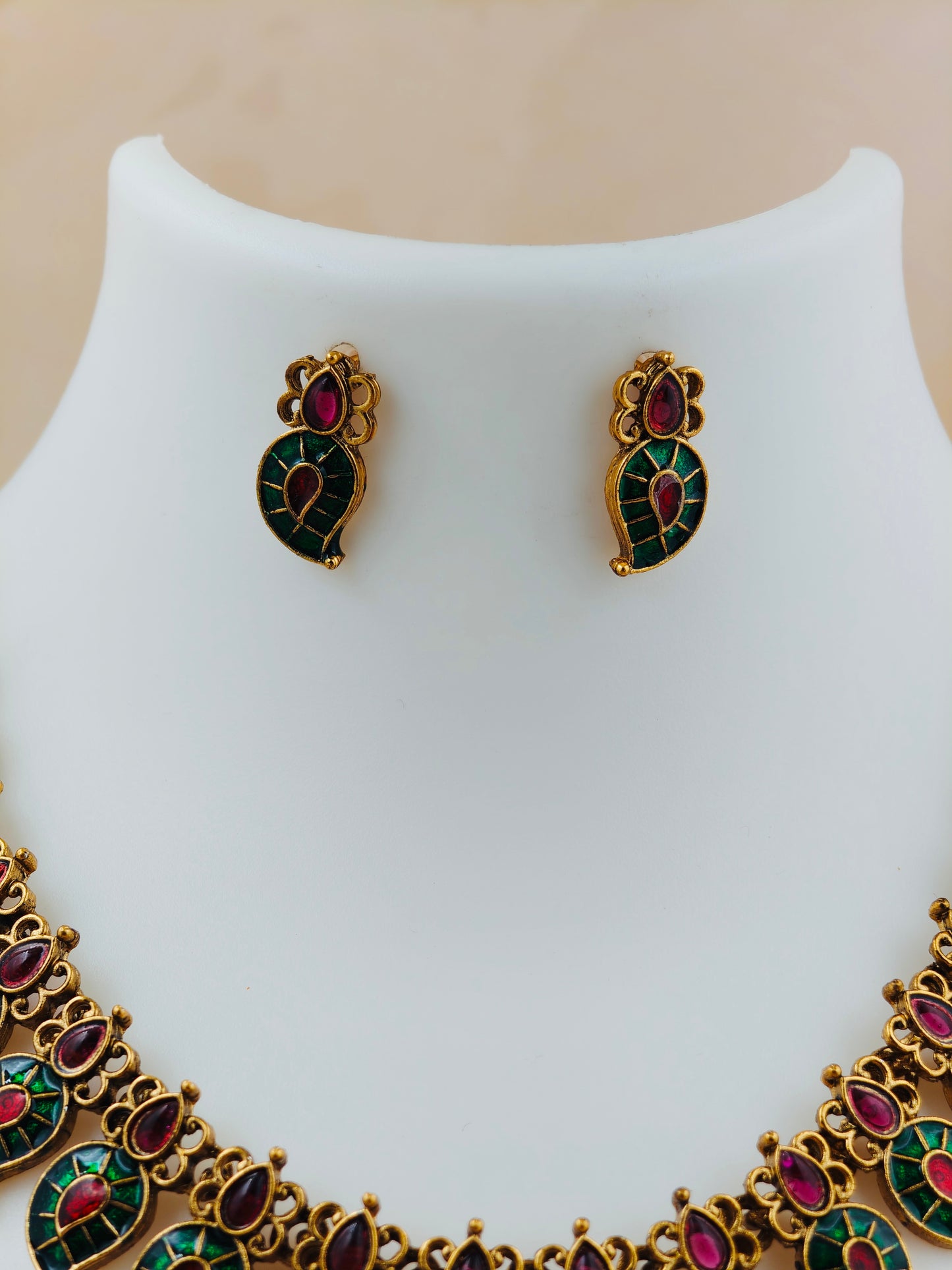 Classic Mango Necklace Green and Red