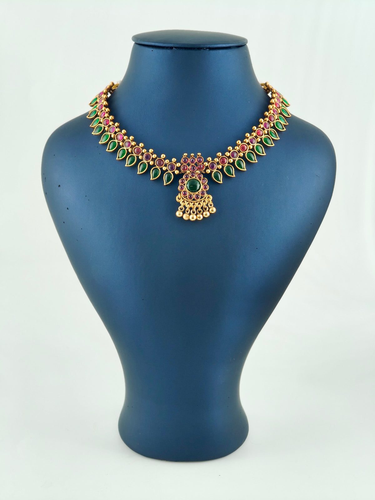 Beautiful Kemp stone necklace Green & Ruby