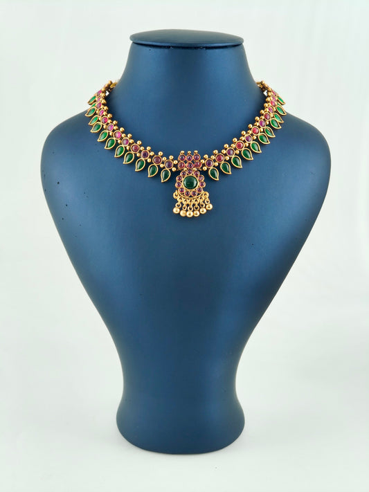 Beautiful Kemp stone necklace Green & Ruby