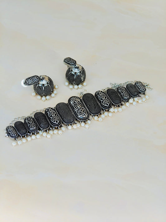 Oxidized Choker with pearls
