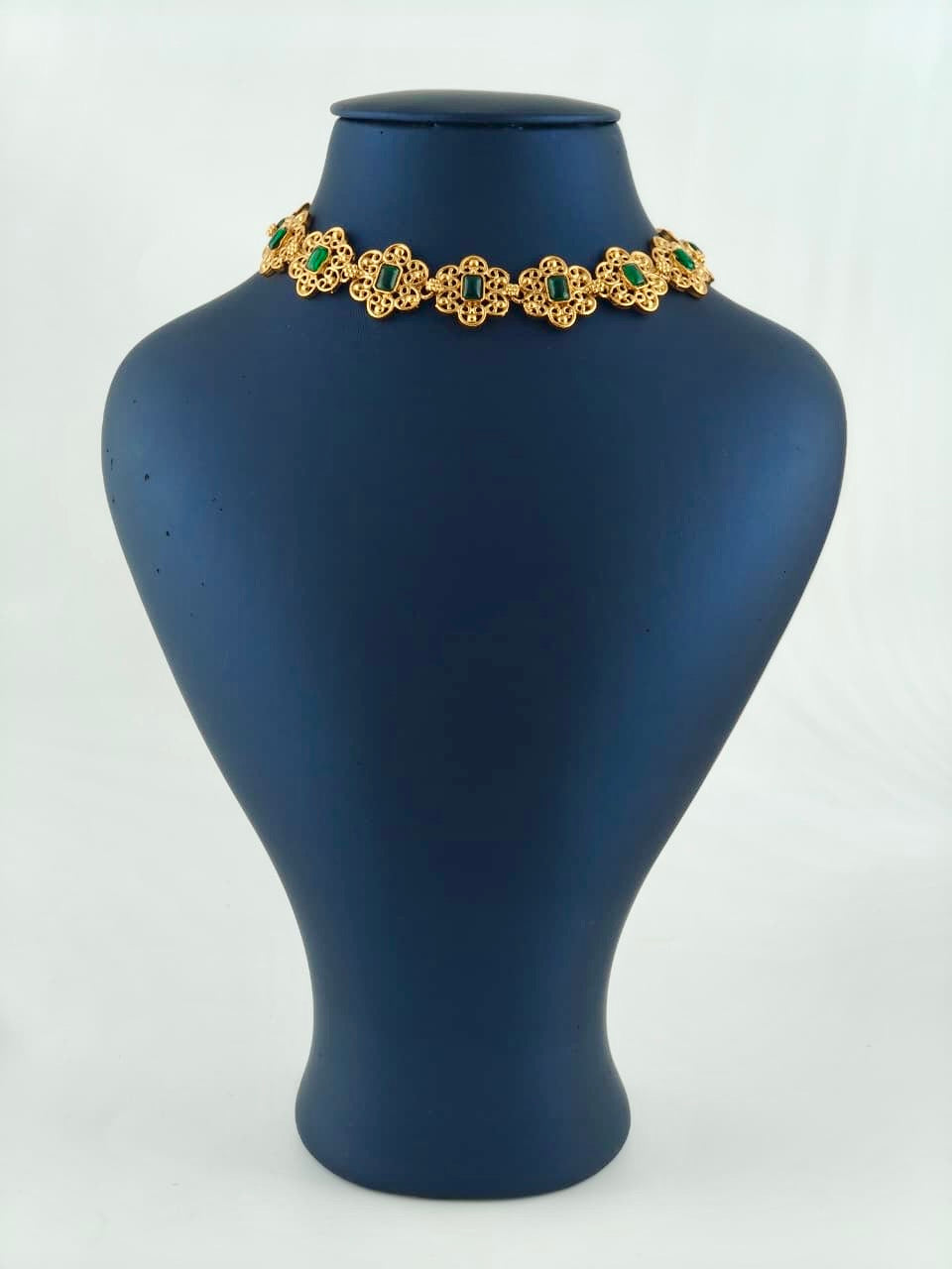 Elegant Choker with Emerald Stones